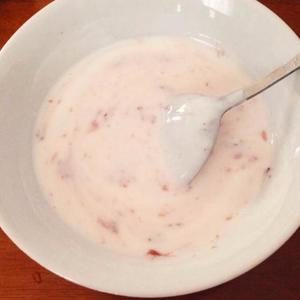 自制草莓酸奶的做法 步骤4