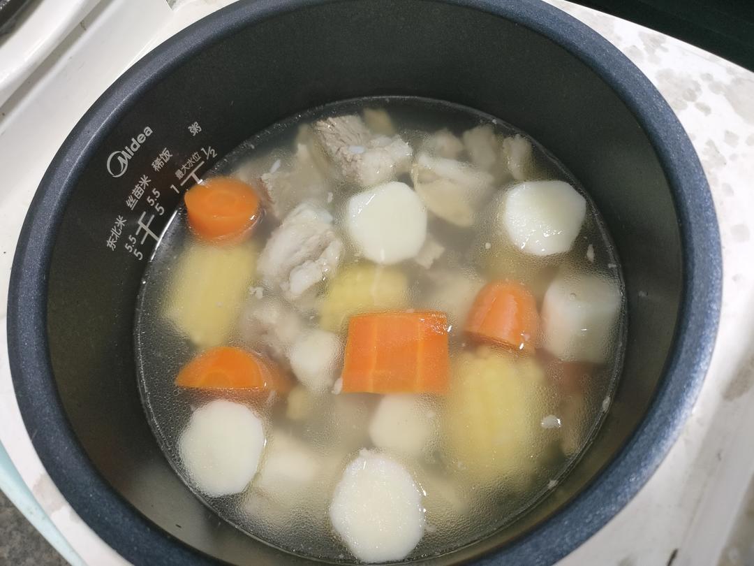 电饭煲排骨汤炖玉米山药胡萝卜藕