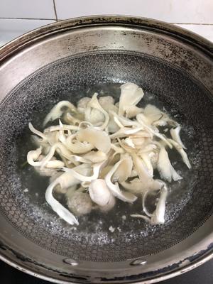 平菇肉丸汤的做法 步骤5