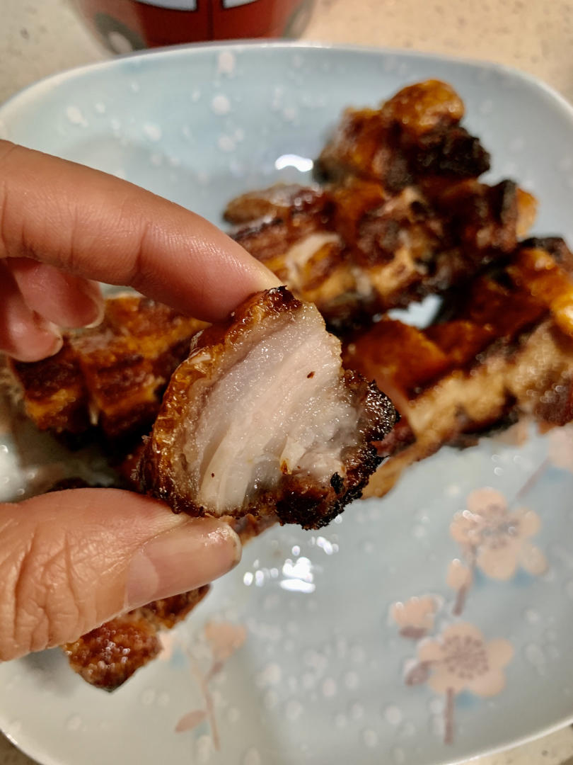 脆皮烧肉，皮酥脆、肉甘香，生烧做法