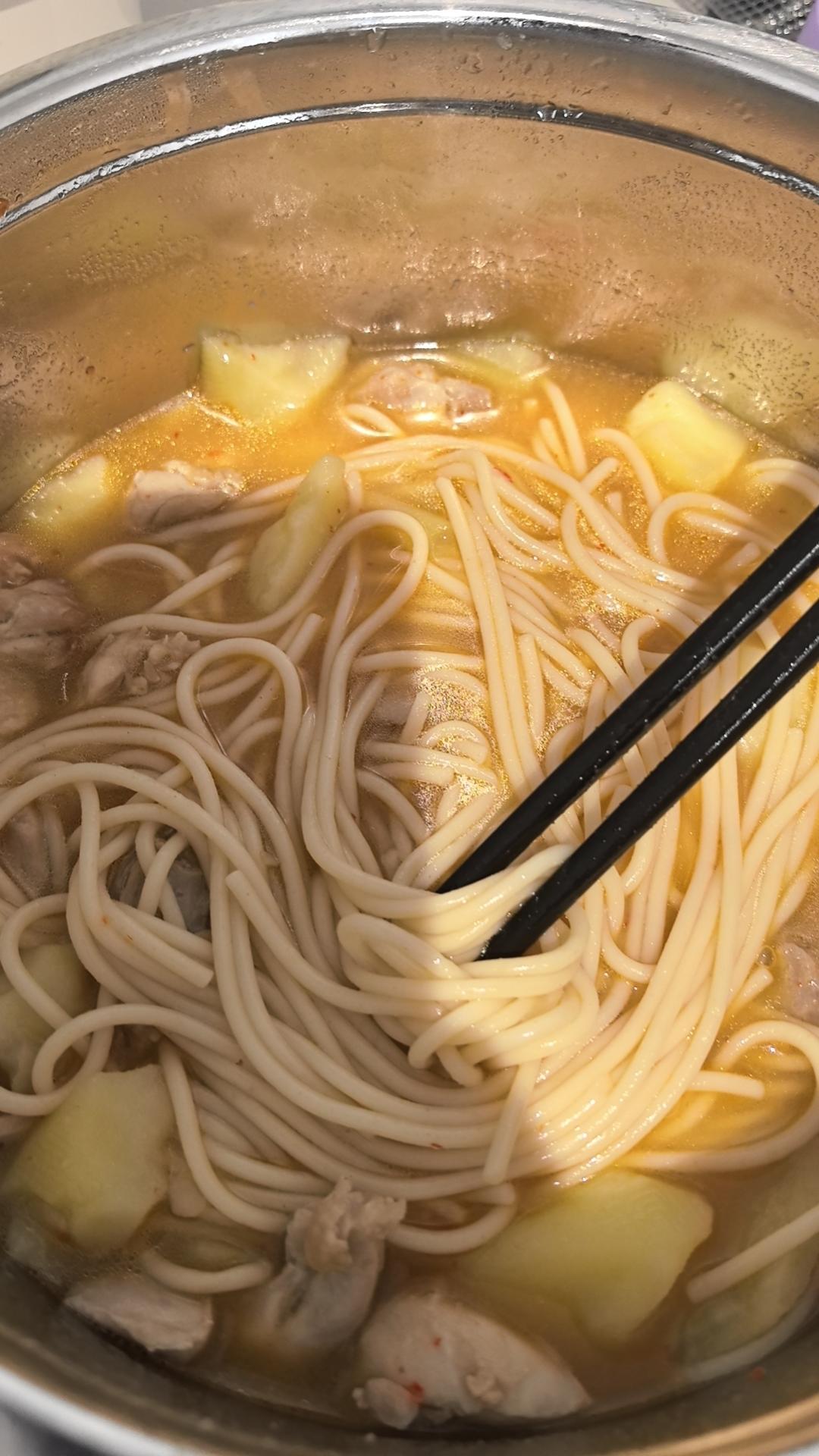 鸡腿炖土豆 上桌秒空盘 汤都喝干了！