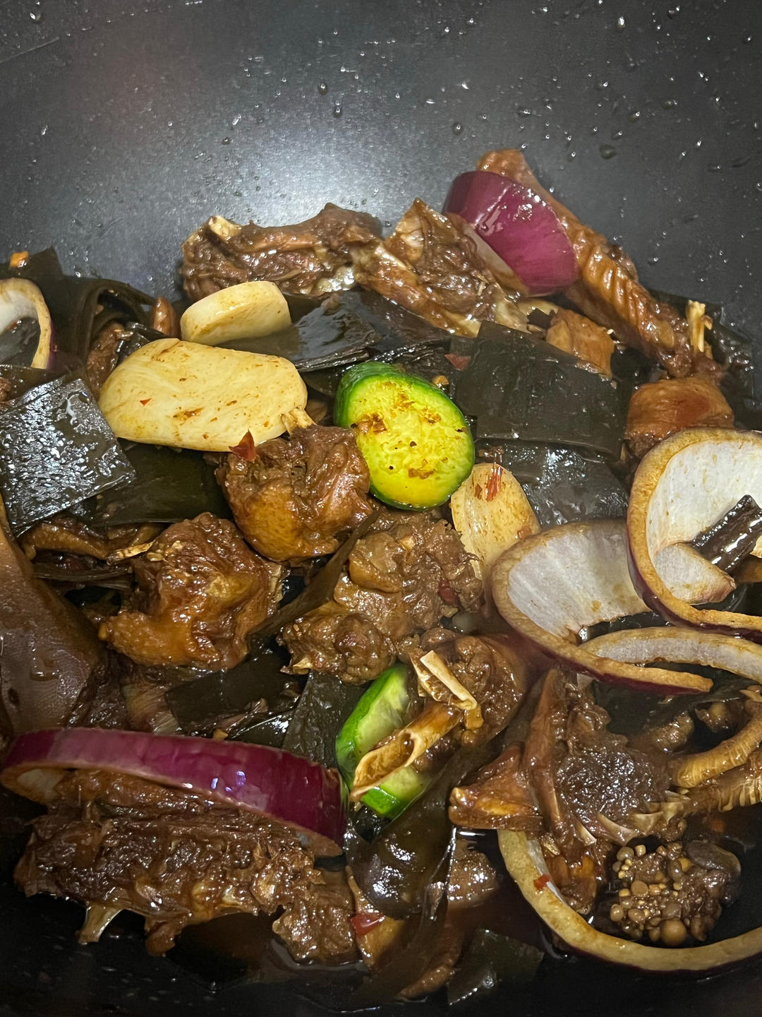 传统正宗的啤酒鸭配方和做法，鲜嫩香浓，只需炒千万不要焯水