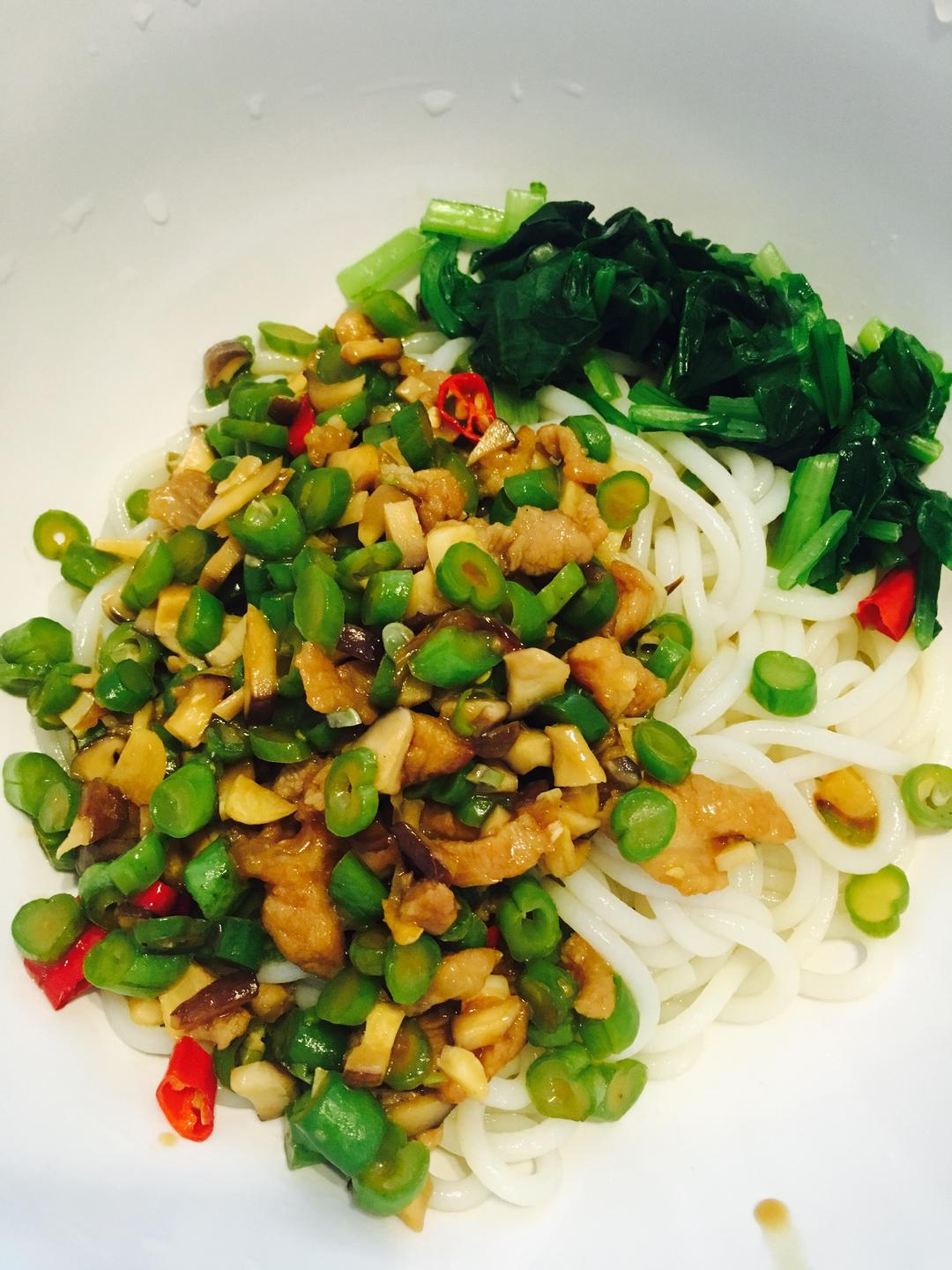鲜香肉末豆角香菇米粉的做法