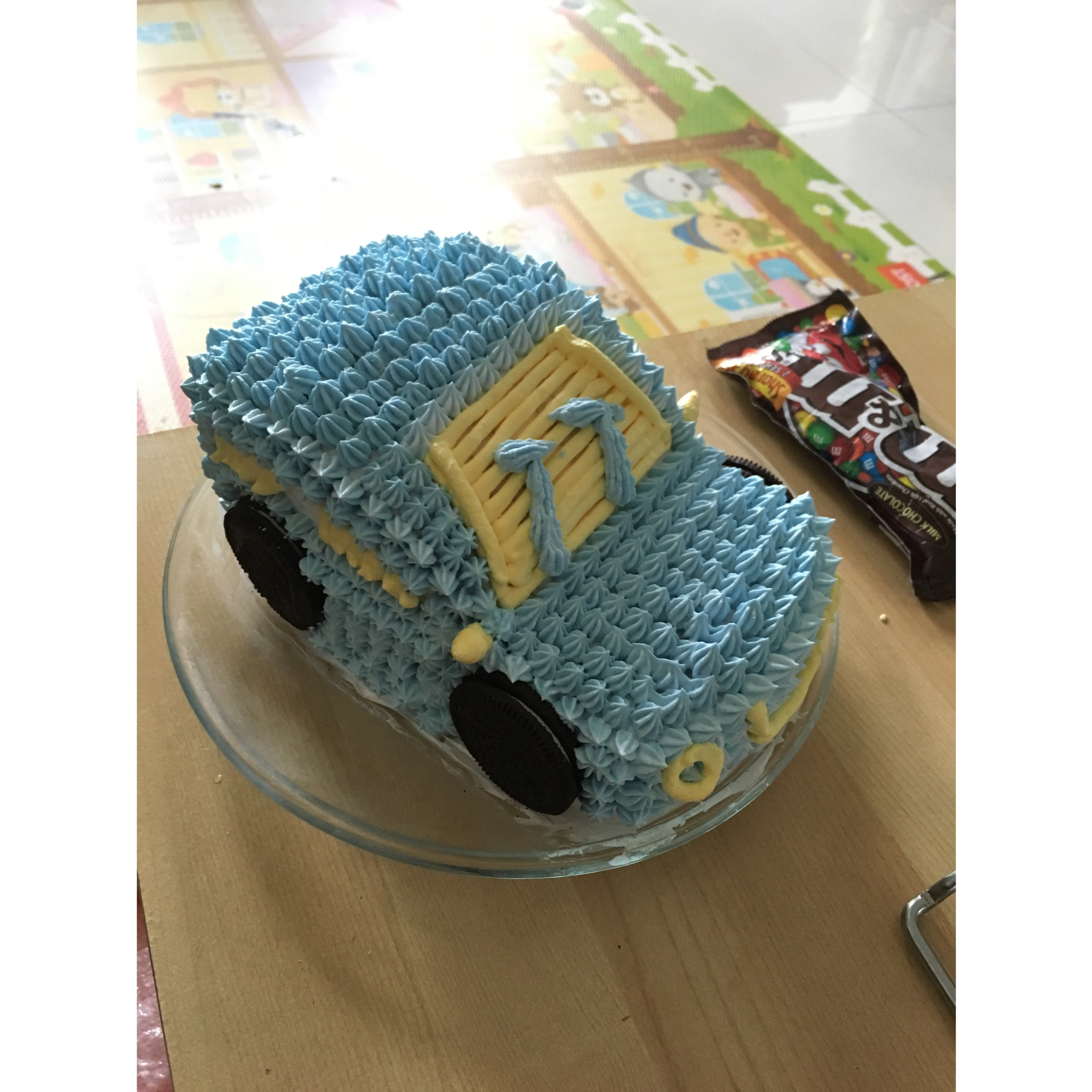 小巧玲珑的汽车蛋糕