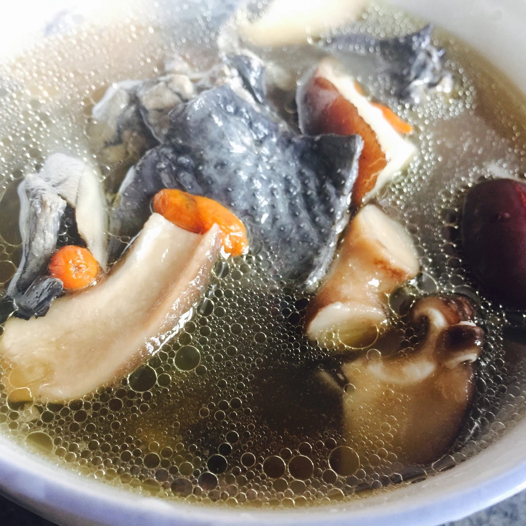 枸杞红枣乌鸡汤