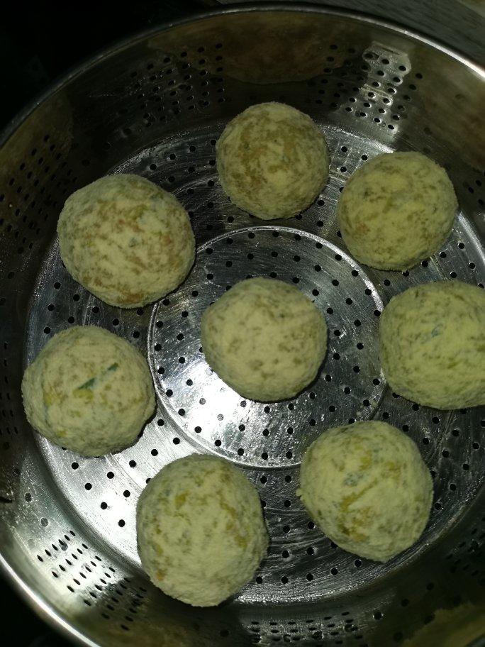 小白菜鸡蛋虾皮菜团子