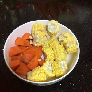 玉米胡萝卜脊骨汤的做法 步骤1