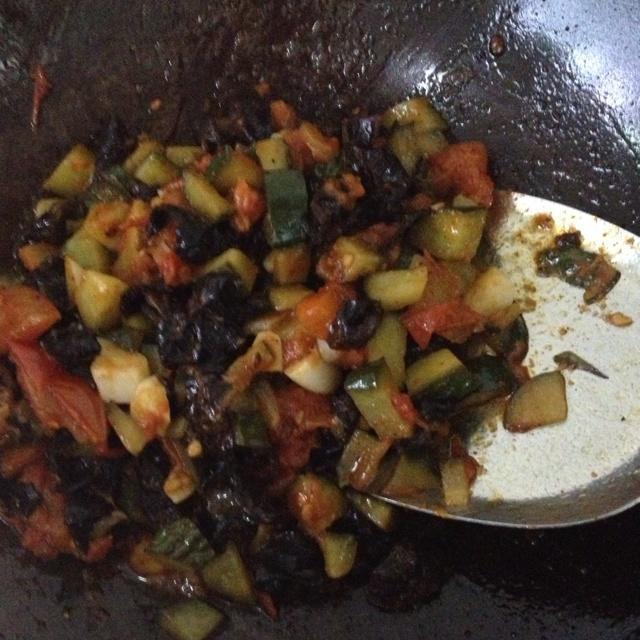 黄瓜西红柿木耳香菇炒