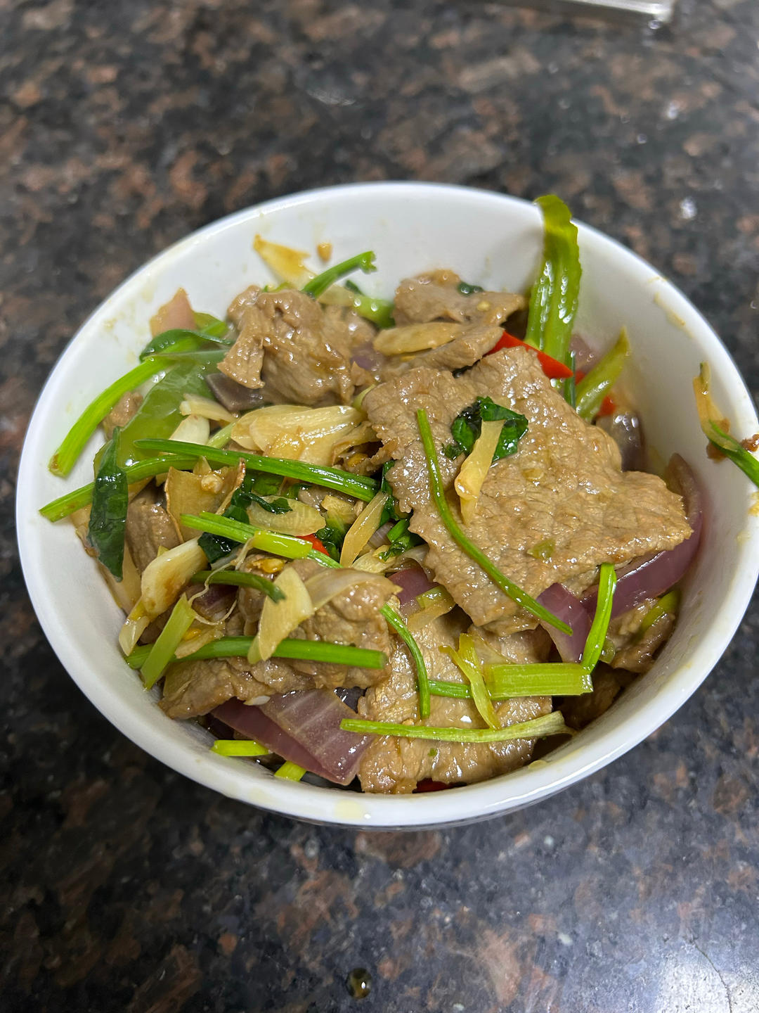 香菜炒牛肉，香辣下饭，爱吃香菜的朋友看过来，拌饭绝了