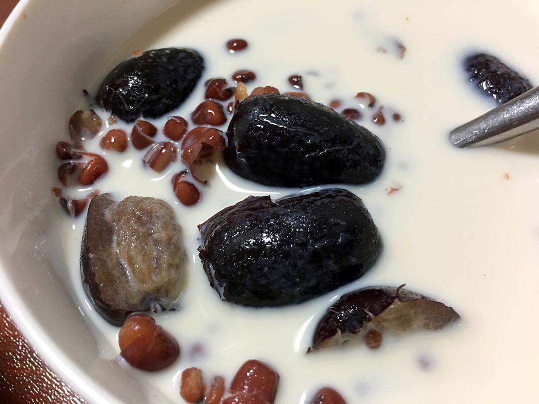 红枣红豆薏仁牛奶粥