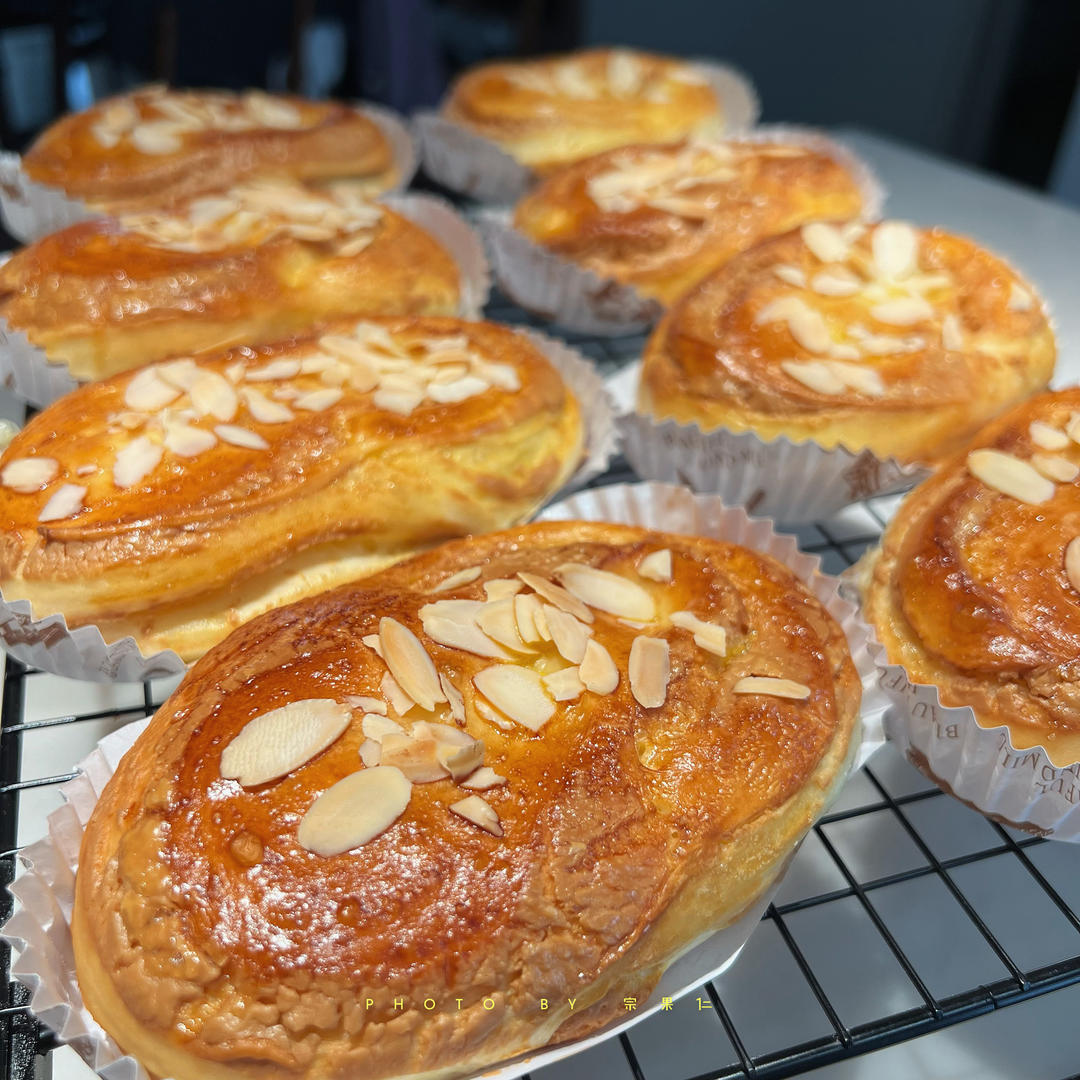 酥的掉渣面包店的经典产品-花生杏仁面包