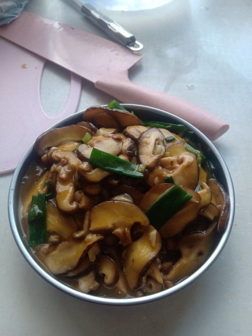 分享一个香菇好吃的做法，不用烧鸡不用炖汤，简单炒一炒，真香