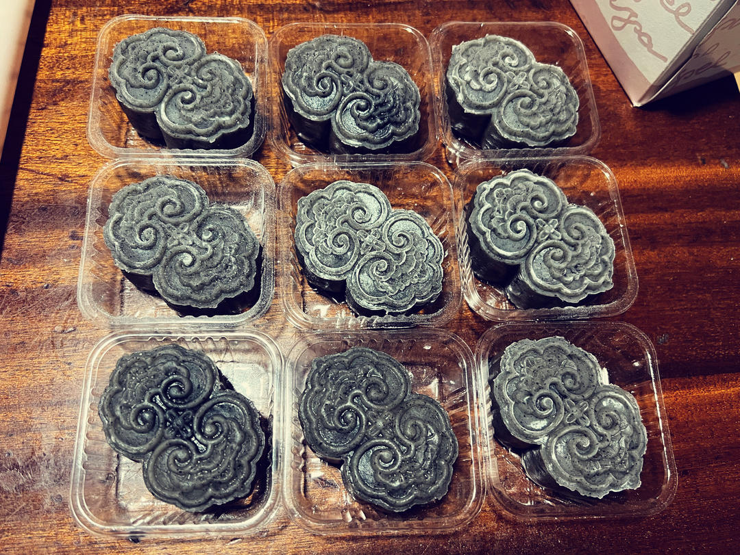 醇香浓郁的黑芝麻核桃冰皮月饼｜减糖版