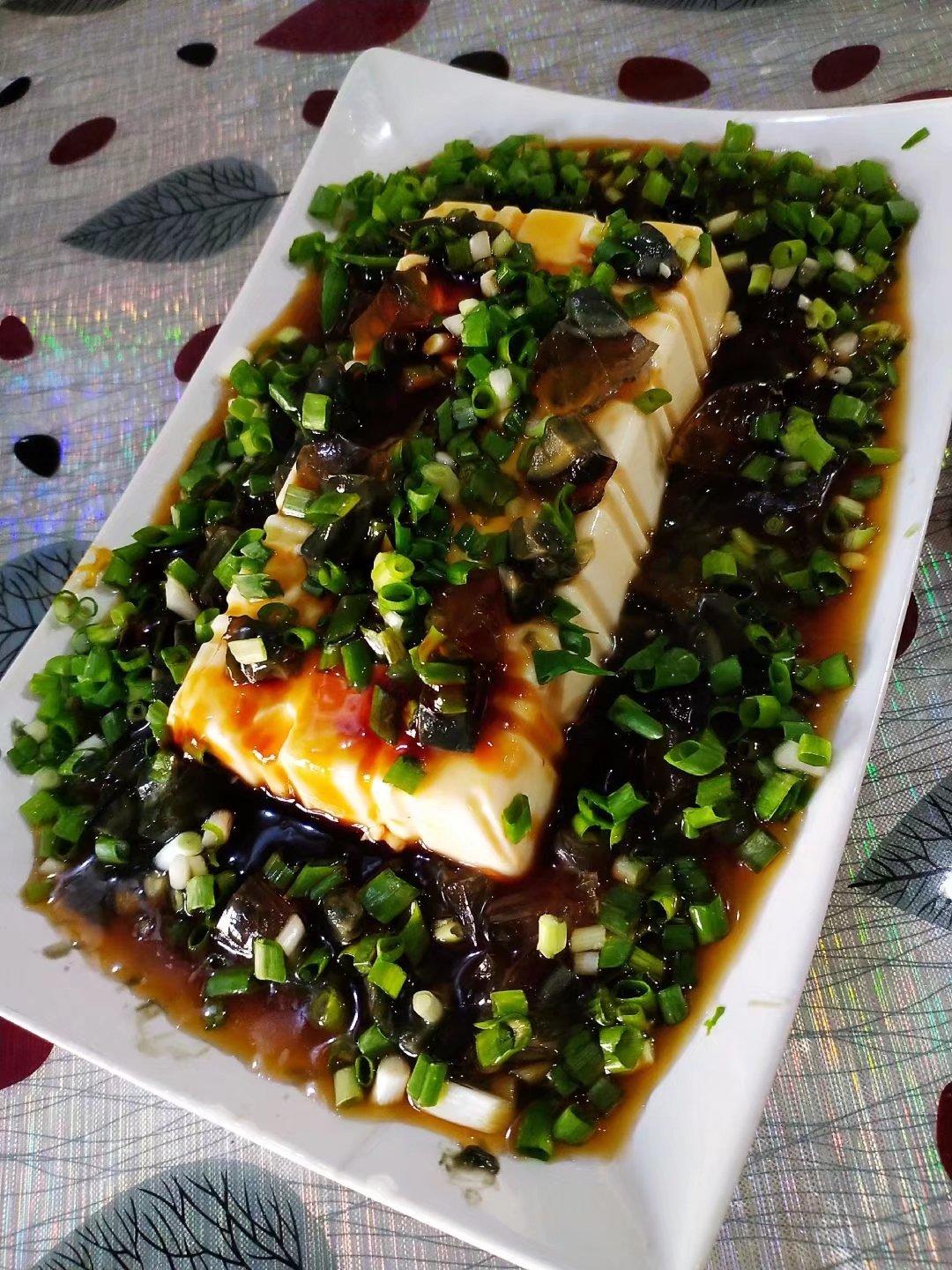 〈皮蛋豆腐〉，入口享受。欣小厨 😉