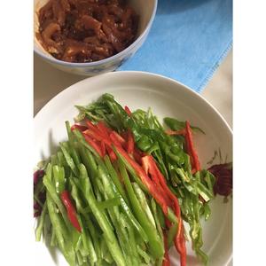 青红椒炒肉丝👨‍🍳的做法 步骤1
