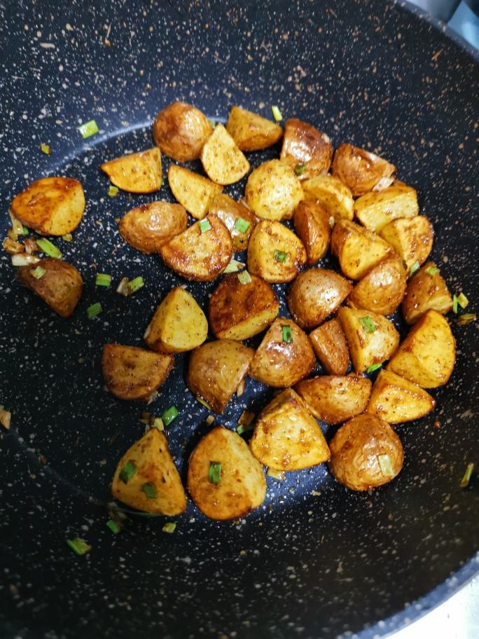 干锅小土豆！简单粗暴好吃到停不下来