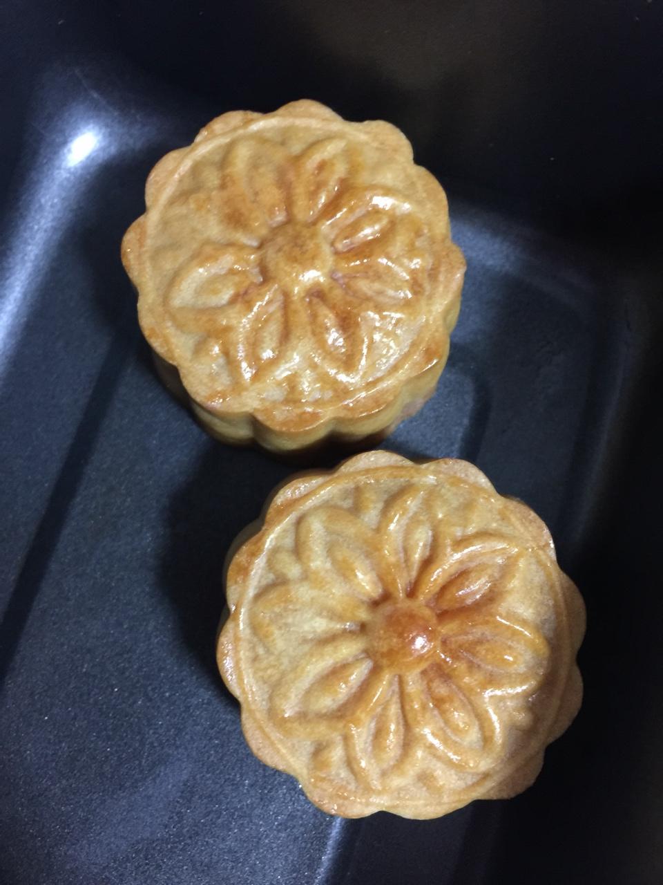 广式蛋黄莲蓉月饼