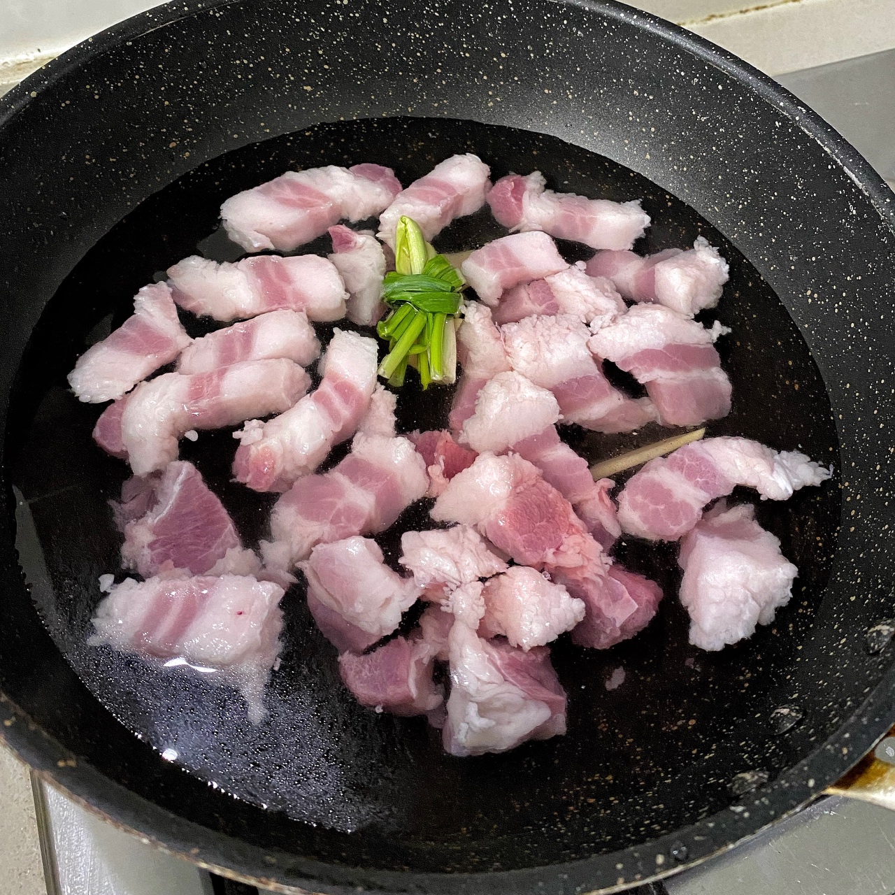 土豆焖五花肉的做法 步骤1