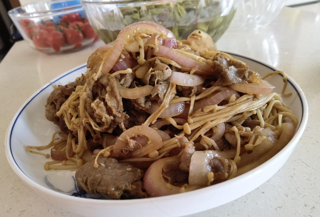 洋葱金针菇炒牛肉
