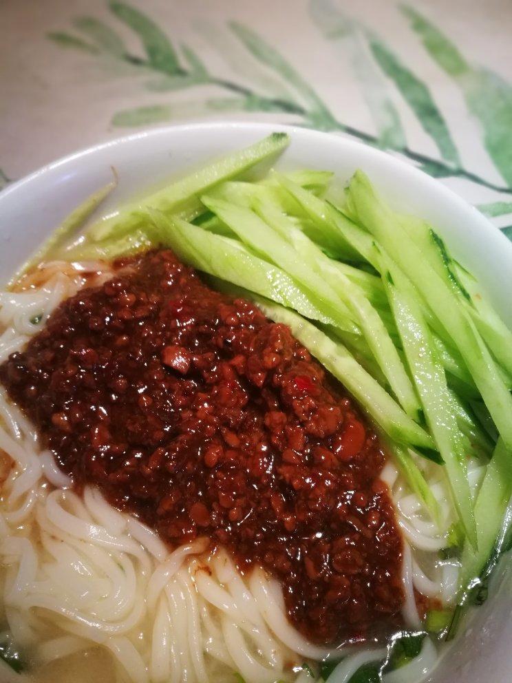 我发誓这将是你吃过最好吃的炸酱面，一口下去回味无穷！！！
