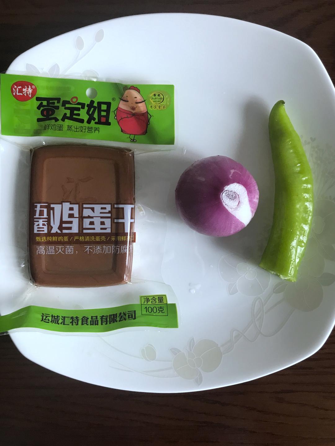 鸡蛋干拌洋葱青椒丝的做法 步骤1