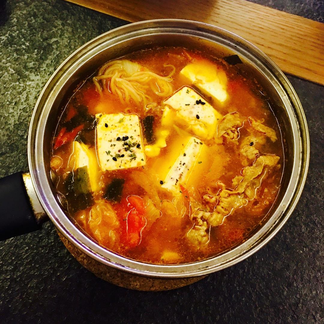 泡菜肥牛锅 蜡崽做的泡菜肥牛锅 赞 肥牛卷,泡菜,大葱,金针菇,豆腐