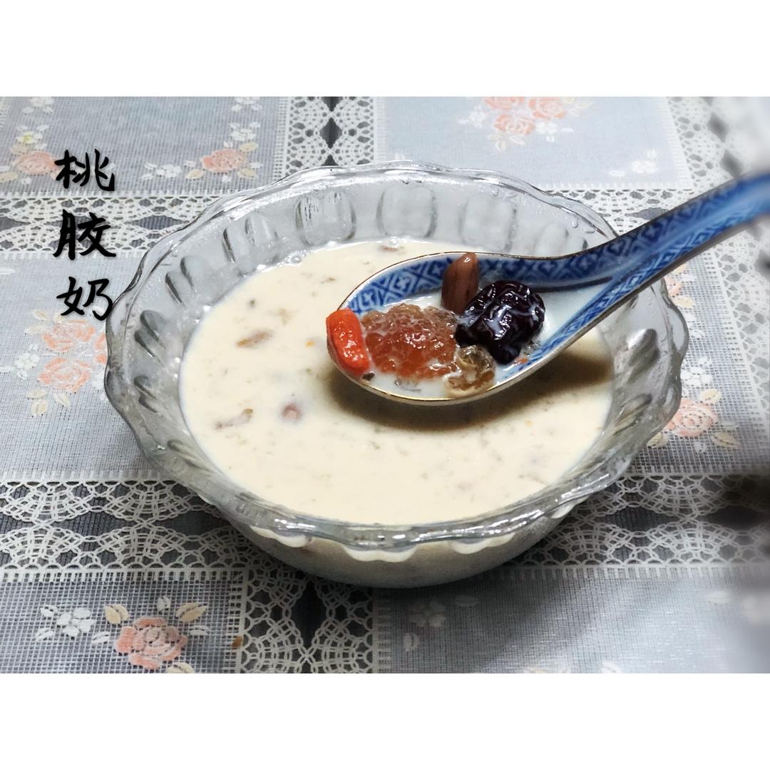 {何故居｝桃胶奶