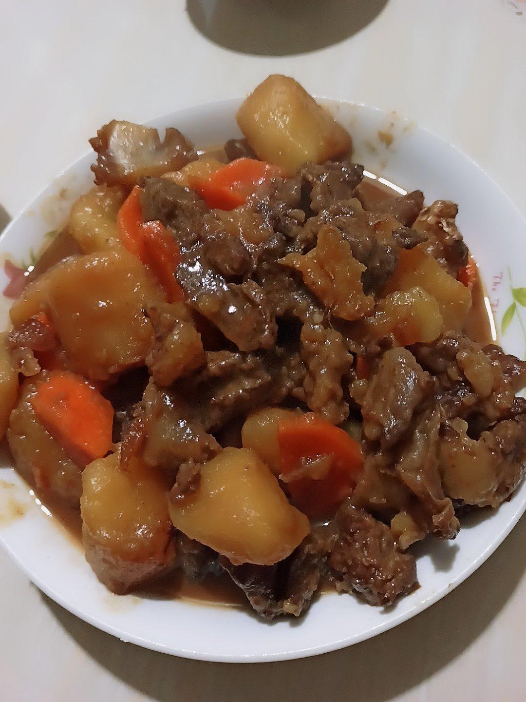 嘘,安静-8做的胡萝卜土豆～炖牛腩