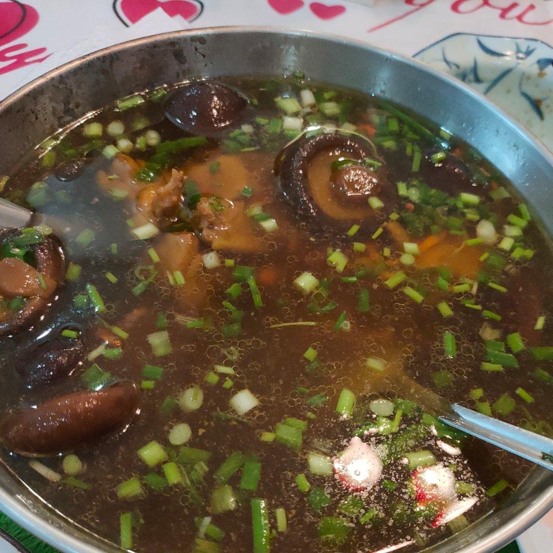 湖北风味广东食材的虫草花香菇炖鸡汤