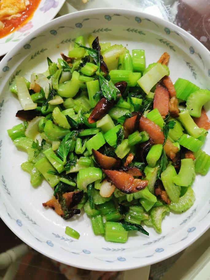 腊肉炒西芹
