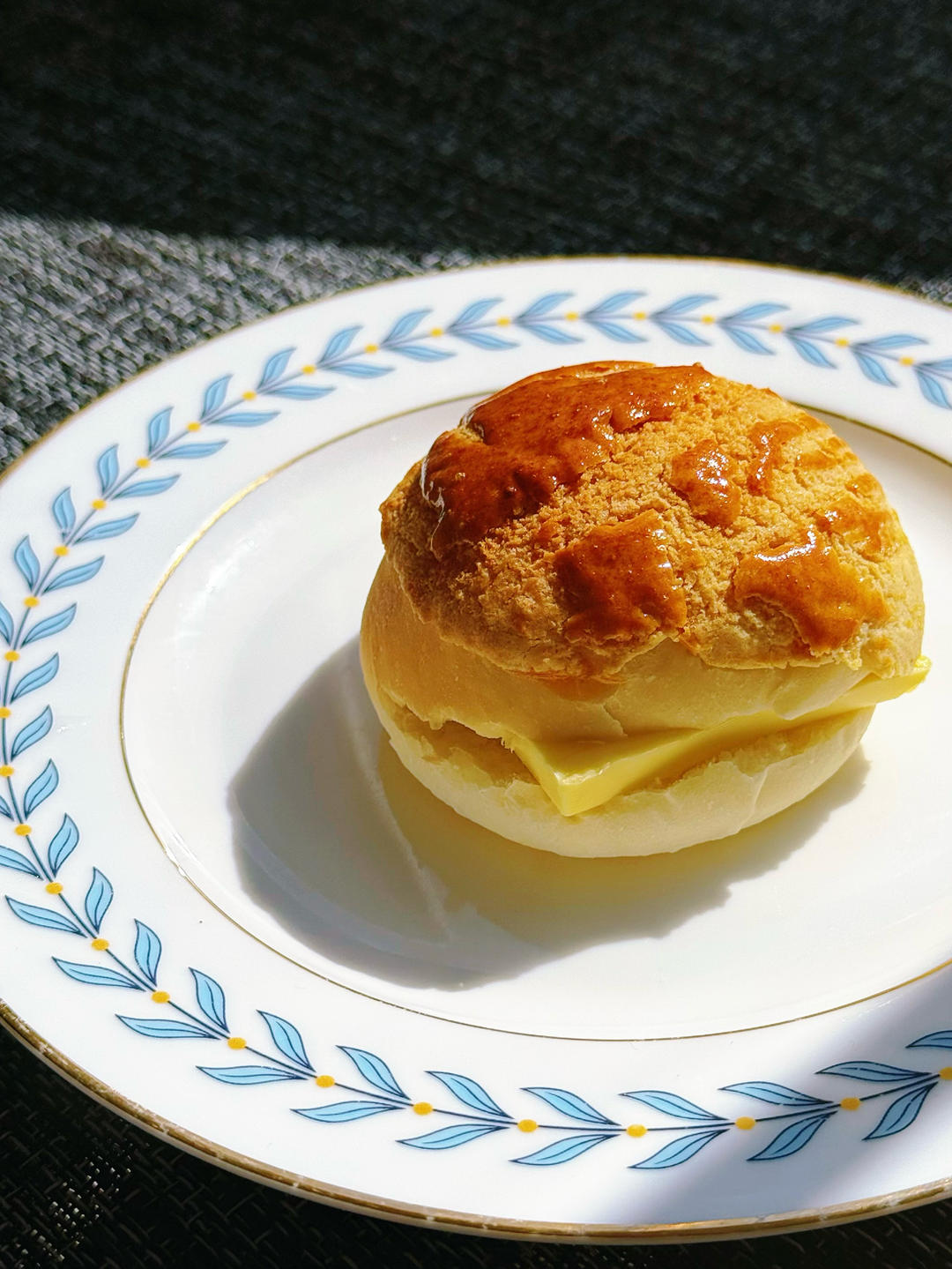 做100款面包の12：在家开茶餐厅!港式菠萝包 –不划格子自然裂开的香酥脆皮！菠萝油/酥皮包