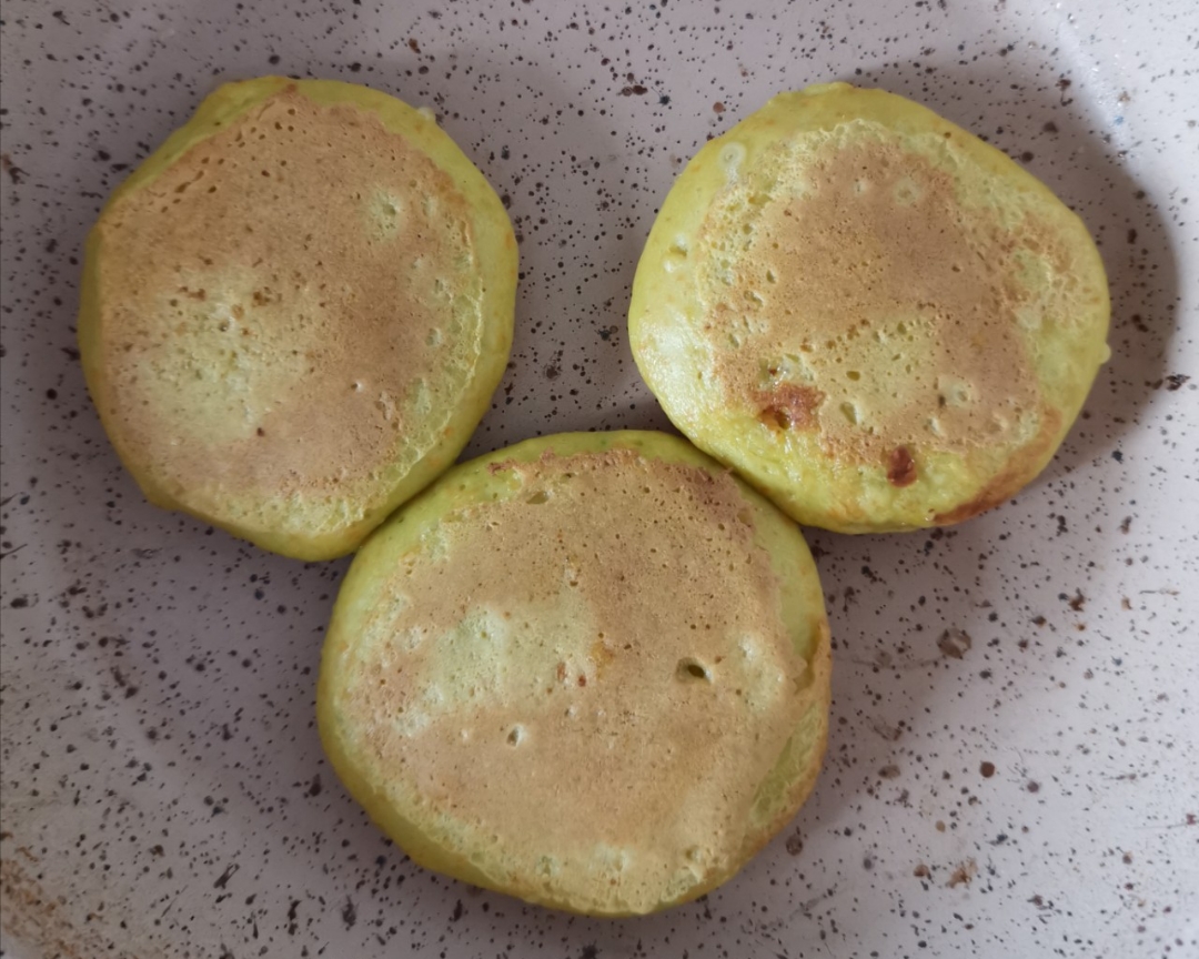 宝宝辅食松软牛油果鲜虾饼的做法 步骤7