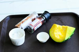 椰香蒜蓉烤南瓜（超级快手营养小零食）的做法 步骤1
