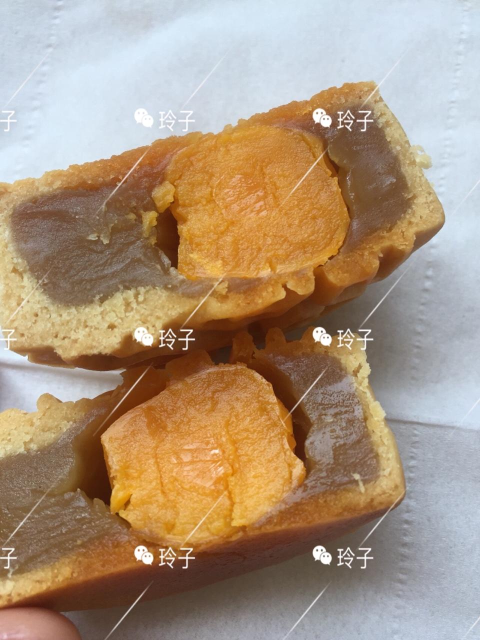 广式月饼—蛋黄莲蓉月饼