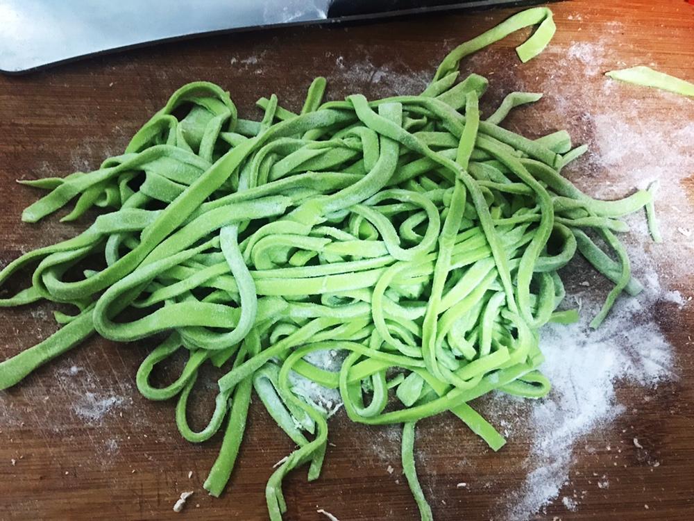 （菠菜）鸡蛋手擀面（附肉酱制作方法）