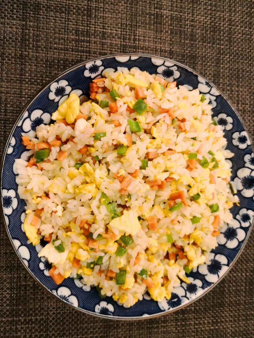 火腿肠鸡蛋炒饭