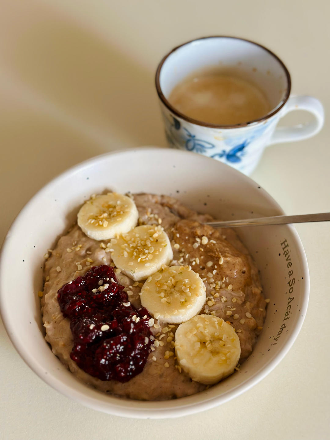 火麻仁香蕉花生酱果酱燕麦碗