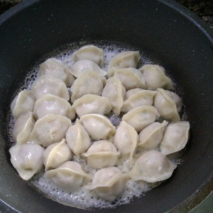 冰箱冷冻水饺做煎饺