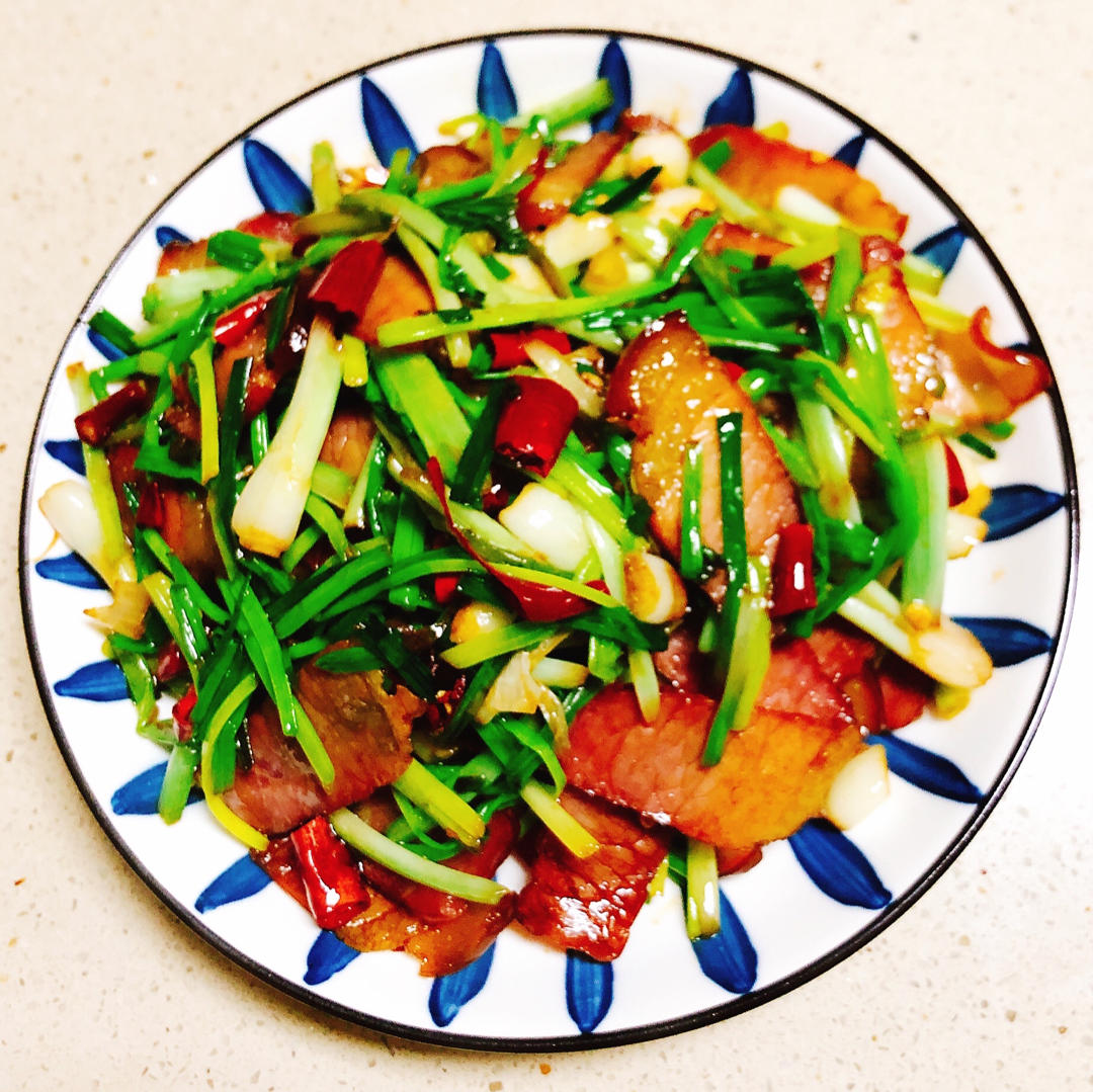 阿娅下厨分享作品2020年12月15日藠头炒腊肉,干捞粉丝,青椒炒油渣,清