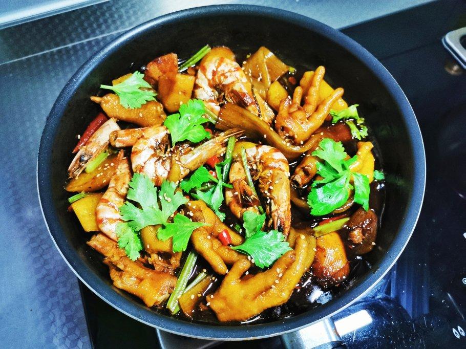 超简单的明虾鸡爪煲