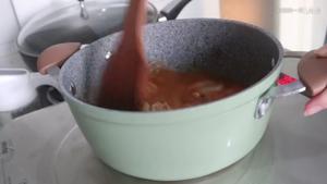 虾仁豆腐蟹味菇汤的做法 步骤3