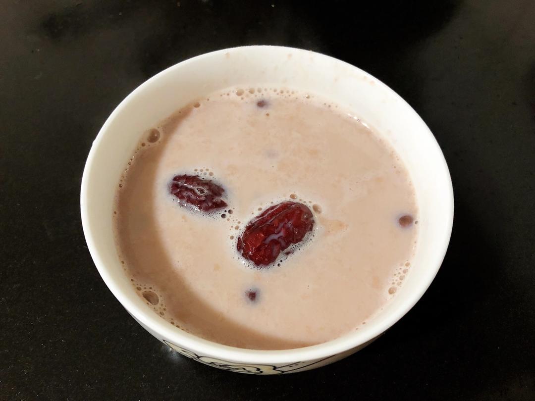 红枣红豆薏仁牛奶粥