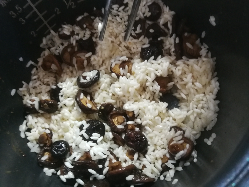 电饭锅-虾仁香菇焖饭的做法 步骤3