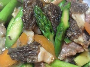 新鲜羊肚菌炒芦笋肉片的做法 步骤7
