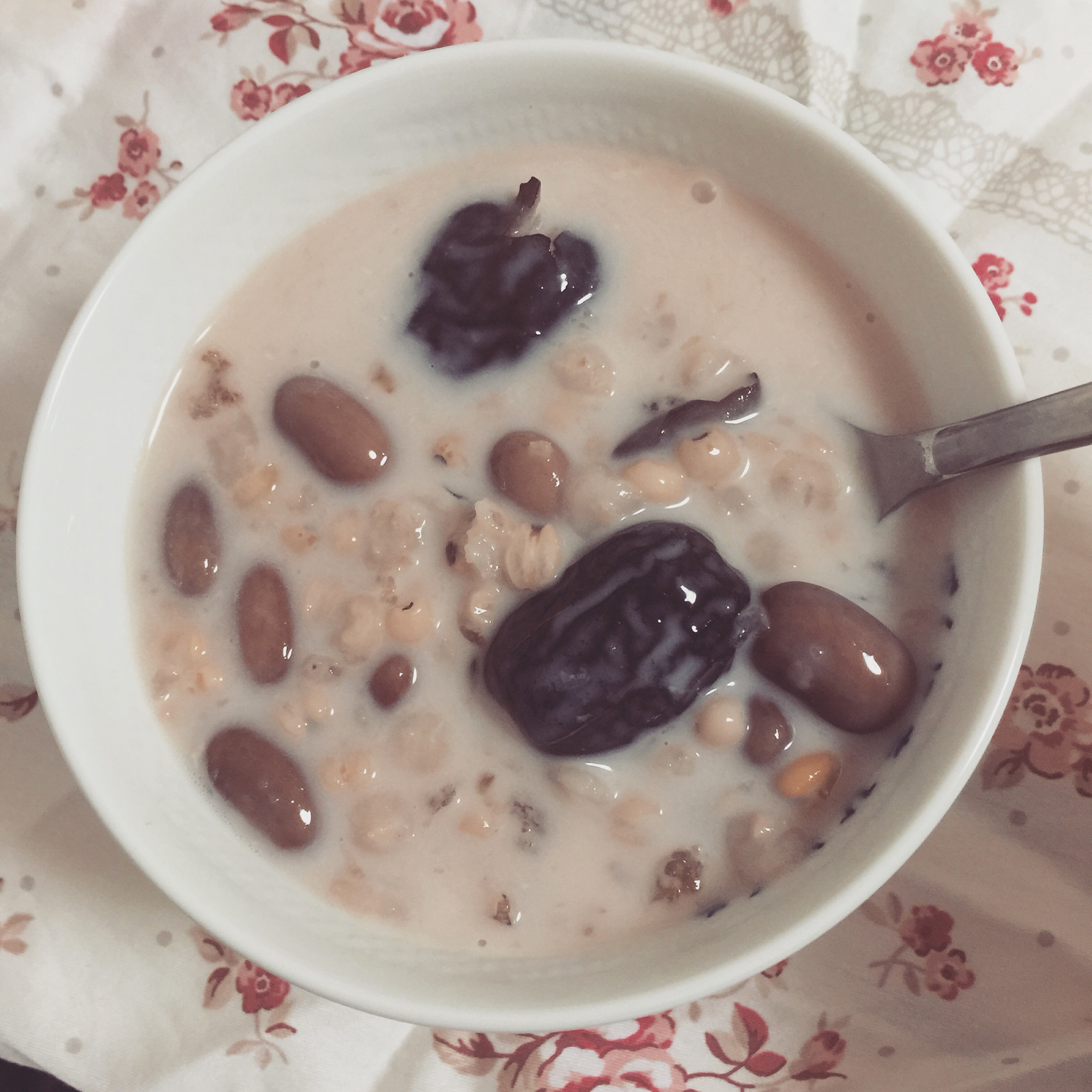 红枣红豆薏仁牛奶粥