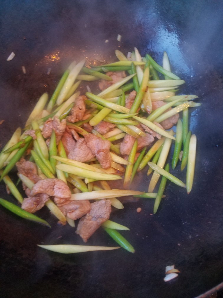 蒜苔炒肉之蒜苔入味的做法 步骤6