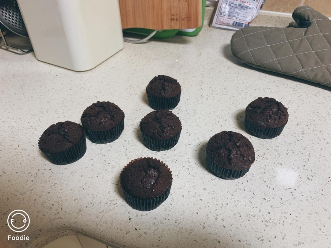 超润巧克力纸杯蛋糕（非常适合裱花、盖糖皮的cupcake方子）