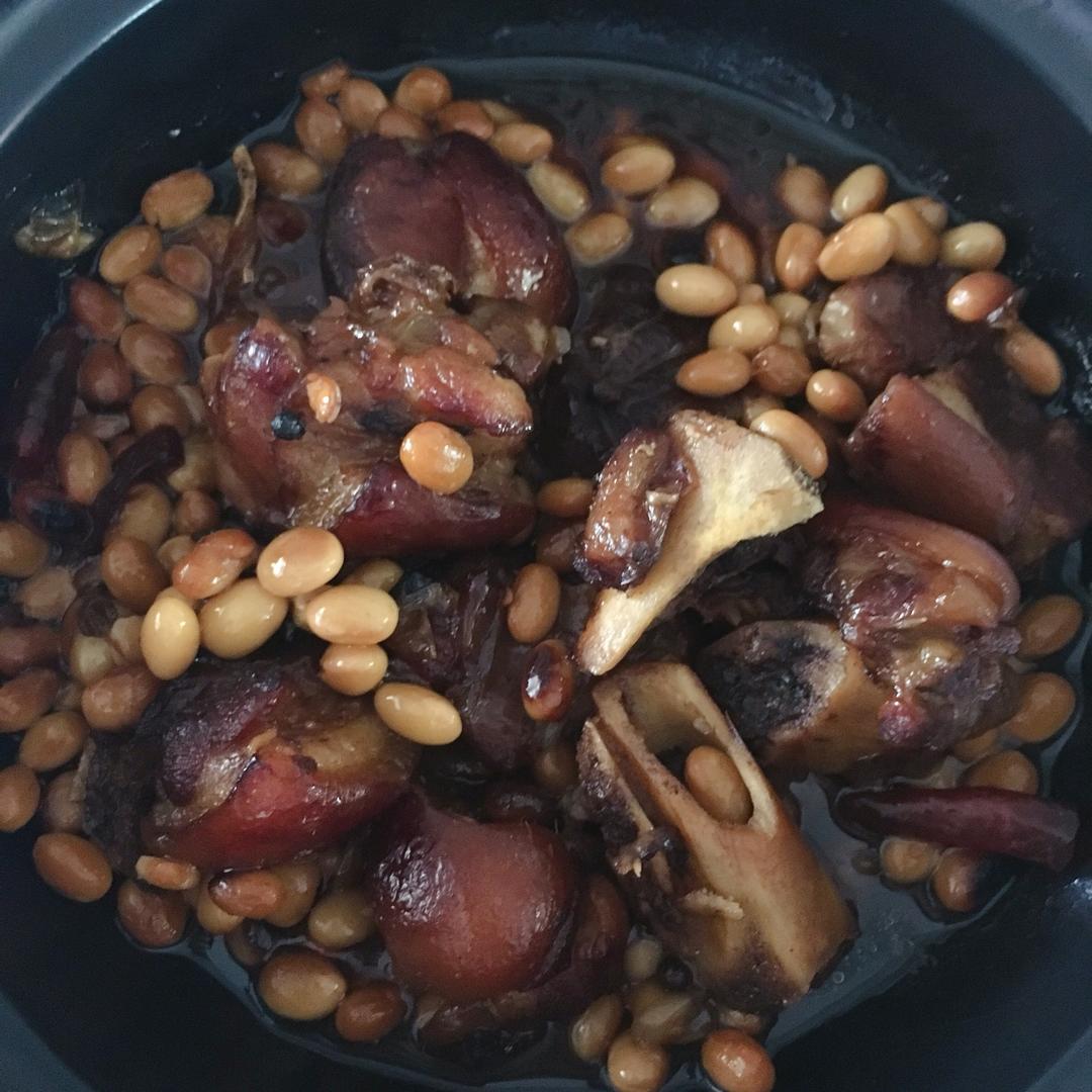 美味的黄豆炖猪蹄