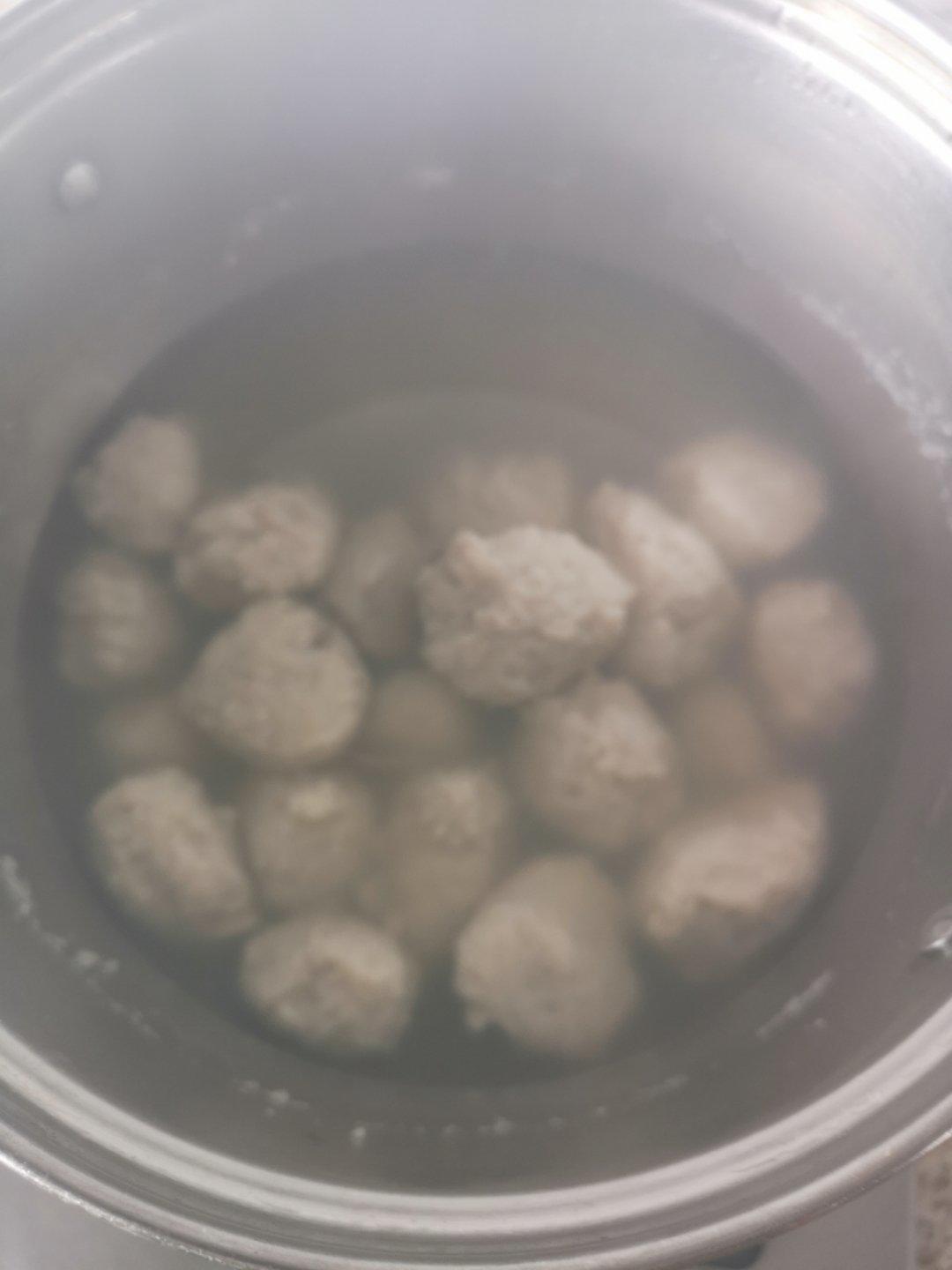 厨师长教你：“鱼丸火锅”的正宗做法，汤浓肉鲜，很适合老人孩子