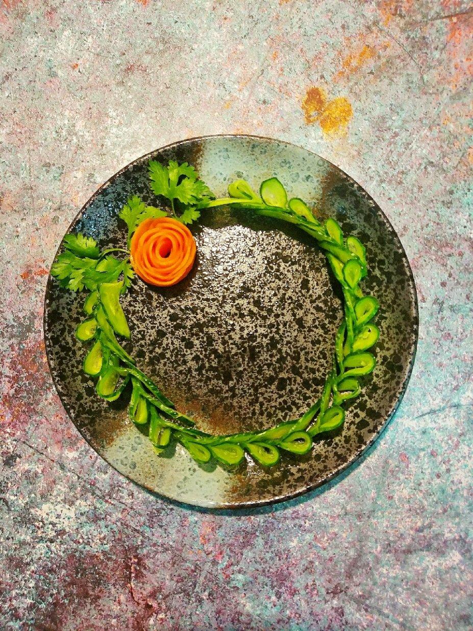 简单美丽的盘饰（3）——雕刻花的围边与叶子